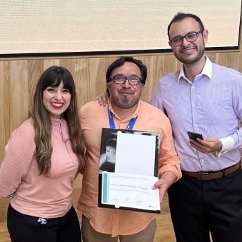 carlos alberto gonzalez en entrega de reconocimiento