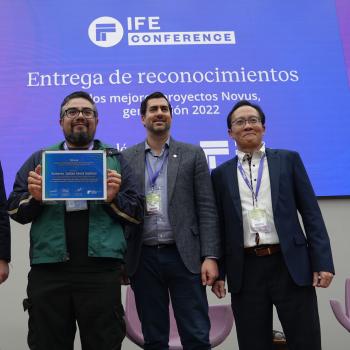 Roberto Julián Mora Salinas en la entrega de reconocimientos
