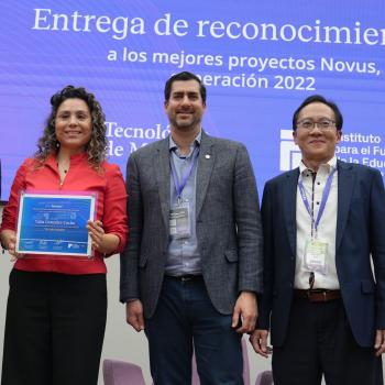 Talía González Cacho en entrega de reconocimiento